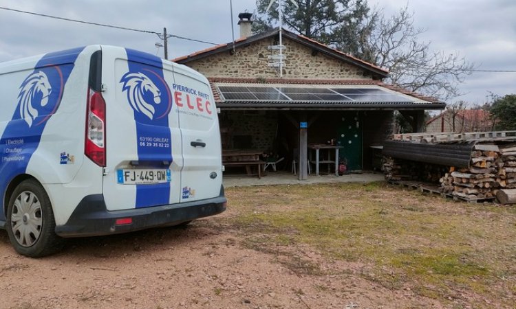 Chantier de panneaux solaires photovoltaïques à Chateldon