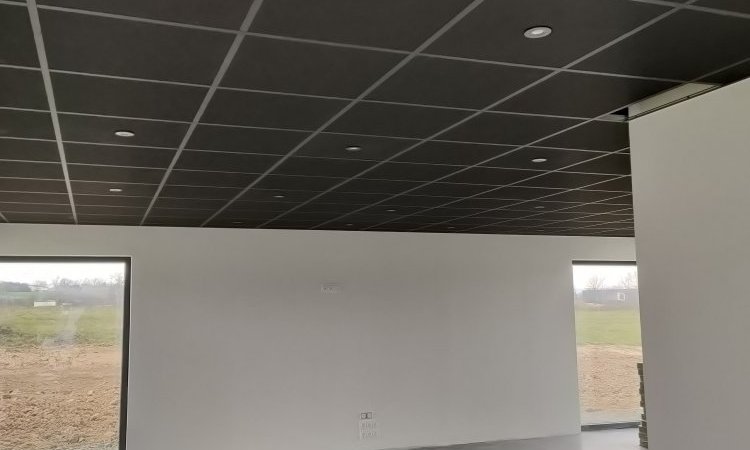 Pose de spots LED sur plafond suspendu à Thiers